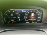速度やシフト位置など、運転に必要な情報をメーター内で確認できる表示です。表示がまとまっていて視線移動を抑えやすく、ドアの開閉状態なども画面上で確かめられます。
