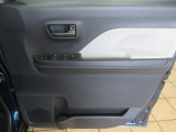 運転席のドアにもドリンクホルダーがついています。