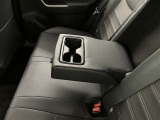 運転席と助手席の間にドリンクホルダー装備しています♪