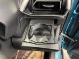 運転席と助手席には、格納式のドリンクホルダーが装備されています。