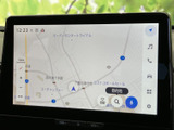 大きな画面に地図が表示され、現在地や周辺の道路を確認しやすい構成です。画面脇には各機能のアイコンが並び、目的に合わせて選びやすい使い勝手です。