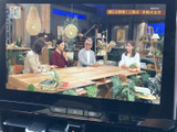 テレビ番組を画面に表示でき、停車中の休憩時間などに映像を楽しめます。大きく見やすい画面で番組内容を確認しやすく、車内で待ち時間を過ごす際にも活用いただけます。