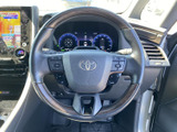 左右にスイッチを備え、運転姿勢を保ったまま手元から各種機能にアクセスできます。メーターとの位置関係も見渡しやすく、運転中に視線を大きく移さず操作内容を確認しやすい造りです。