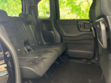 後部のシートにもヘッドレストが備わり、複数人で乗車する際に活躍します。窓から外の景色を楽しめる配置で、足元にも空間が確保された後席エリアです。