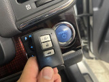 【スマートキー】カバンやポケットに入れたままでもドアの施錠・解錠が可能なスマートキーを装備。エンジンのオン・オフ時もカギを取り出す必要が無いからとっても便利です♪