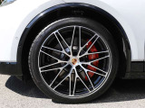 F:255/40R22、R:295/35R22