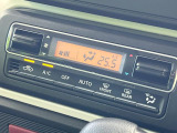 【オートエアコン】一度お好みの温度に設定すれば、車内の温度を検知し風量や温度を自動で調整。暑い&hellip;寒い&hellip;と何度もスイッチ操作をする必要はありません。快適な車内空間には必須の機能ですね♪