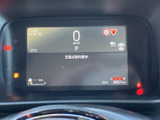 速度や燃料残量、走行距離などの情報がまとまって表示され、運転中にも確認しやすい配置です。必要な情報をひと目で把握しやすく、日々の運転をサポートします。