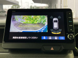 後方の映像に加えて車両周囲の状況を画面で確認でき、駐車時の安全確認をサポートします。ガイド表示もあり、周囲を見ながら落ち着いて操作できます。