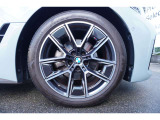 BMW承認の純正タイヤを装備しております☆お問合せ(無料ダイヤル)0078-6002-613077迄お待ちしております。大阪府吹田市芳野町5-55 毎水曜、第二・第三火曜日定休 営業時間10:00〜18:00
