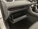 何かと便利なグローブボックス。メンテナンスノートや車検証、ちょっとしたメモと筆記用具等を入れておくとあればもしもの時にも便利ですね。