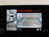パノラミックビューモニター付きです。車両を上から見たような映像をモニター画面に表示。運転席からの目視では見にくい、車両周辺の状況をリアルタイムでしっかり確認できます。
