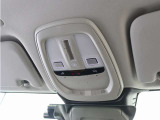 ルーフにあるボタンは、車両が始動しない場合、パンクした場合、または事故に遭った場合などの緊急時に支援の要請に使用できるため、安心感を高めることができます。