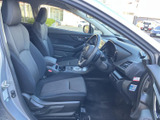 前席は視界が広く、運転席と助手席それぞれの座面や背もたれもゆったりとした印象です。落ち着いた色合いでまとまり、清潔感のある室内で日々の移動を快適に過ごせます。
