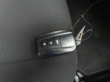 スマートキーです。バッグやポケットに携帯していれば、キーを取り出さなくてもドアの解錠・施錠ができます。エンジンの始動はブレーキを踏みながらパワースイッチをワンプッシュするだけです。