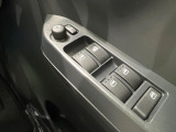 【電動格納ミラー】サイドミラーは電動格納式となっており、狭い駐車場でもキズがつくリスクを抑えられます。