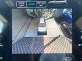 【マルチテレインモニター】車のフロントやサイドのカメラ画像を同時にモニター表示することで、悪路や狭い道を走行時でも周囲の状況確認ができ安心!本格SUVにうれしい装備です♪