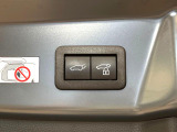 【パワーバックドア】スマートキーや運転席のボタンを押すだけでリアゲートが自動で開閉します!荷物を持っている時や、高い位置にあるバックドアを閉める際に便利な機能です♪