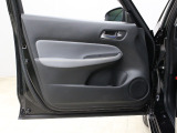 【禁煙車】喫煙車はヤニなどが座席シート、ガラスやダッシュボードなど全体に付着し車内の至る所が黄ばみます!禁煙車は車内にタバコのニオイが染み込むことはほとんどないので、非喫煙者は快適な空間で過ごせます。