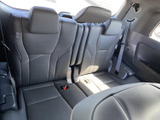 3列目にもヘッドレストとシートベルトを備え、乗車する方の視点に配慮した空間です。周囲の窓から外の様子も確認でき、ご家族や複数人でのお出かけに活躍します。
