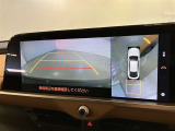 【パノラミックビュー&バックビュー】駐車時の安全確認をする為に車両上方からの映像と後方カメラからのを同時に表示しバックガイドも付いているのでバックの苦手な方でも安心して運転出来ますよ。