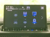 ラジオやテレビ、DVD/CDなど、複数のメディアを画面から選べるオーディオです。音楽や番組など、日々の移動時間に合わせて使い分けられる便利な装備です。