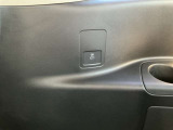 三列目には右側にUSB充電ポートがあります。