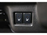運転席と助手席には寒い日の肩や腰、冷えやすい下肢を温めてくれるシートヒーターが付いております!