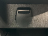 運転席まわりには、開閉できる小さなカバーが設けられています。必要に応じて中のスペースを活用できるつくりで、車内の収納や装備の配置を確認する際の参考になります。