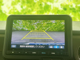 後方の映像とガイドラインを画面で確認でき、駐車時や後退時の周囲確認をサポートします。車両後方の様子を把握する目安として活用でき、目視での安全確認と併せて日常の駐車に役立ちます。