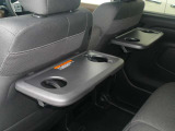 運転席、助手席背面に付いているパーソナルテーブルは、ちょっとした小物や飲み物も置けてとっても便利♪