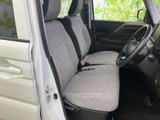 座面と背もたれにゆとりを感じるフロントシートで、前席に落ち着いて座れます。運転席から前方を見渡しやすい視界が広がり、隣席の方との会話もしやすい室内空間です。