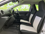 前席は明るい色と落ち着いた色の組み合わせで、車内にほどよいメリハリがあります。フロントガラスやサイドウインドウからの視界も広く、座ったときに周囲を確認しやすい空間。