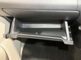 【グローブボックス】容器がせり出してくるバケットタイプ!一目で中身を把握でき、取り出しやすさにも優れます!