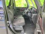 運転席まわりは前方の視界が広く、周囲を確認しやすい着座位置です。シートはゆったりとした形状で、落ち着いて運転に集中しやすい空間に仕上がっています。