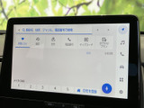 停車中にテレビ映像を楽しめる画面を備え、表示切替や検索などのメニューも確認しやすい構成です。目的地の検索や登録も行え、毎日の移動を便利にサポートしてくれます。