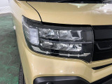 白く明るい光で夜間走行をサポートするLEDヘッドランプを搭載
