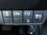 パーキングセンサーや横滑りを防ぐVSA等のスイッチ類は運転席の右側、手の届きやすい位置にあります。