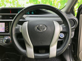 握りやすい形状で、運転席から自然に手を添えられるステアリングです。中央のホーン部や周辺の配置も把握しやすく、運転中に視線を大きく移さず扱いやすい位置に備わっています。
