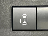 【パワースライドドア】スマートキーや運転席のスイッチでスライドドアの開閉が可能♪電動だから力を入れてドアを開ける必要が無く、小さいお子様でも、重い荷物を持っている時もラクに開け閉めできます♪