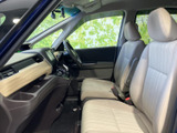 明るいシートとすっきりした運転席まわりで、乗り込んだ際に広がりを感じられます。窓から左右の様子を見渡しやすく、運転席と助手席のどちらでも落ち着いて過ごせる室内です。