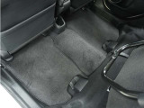 Honda認定中古車に新品の純正フロアマットを装着しました。気分よくドライブをお楽しみいただけます♪