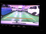 バックカメラの画像です。ガイドラインがスムースな車庫入れをサポートいたします。車庫入れの安心感がアップしますね。