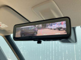 後席の荷物や乗員に遮られないクリアな後方視界を実現。スイッチ一つで通常の鏡面と切替可能です!