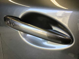 スマートキーを所持している状態でロックボタンを押すと、車両すべてのドアの解錠や施錠を行うことが出来ます。