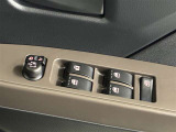 格納式リモコンドアミラーと、パワーウィンドウマスタースイッチです。車内の換気も運転席から簡単に行えます。