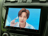 画面にテレビ番組を表示でき、停車中の待ち時間などに映像を楽しめます。画面が大きく内容を確認しやすいため、お出かけ先での休憩時間にも便利にご活用いただける装備です。