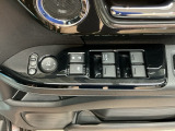 【パワーウィンドウスイッチ】ワンタッチで、パワーウインドウやドアミラーを操作できます。