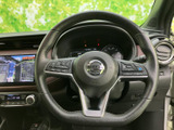 ステアリングには複数のスイッチが配され、手元で各種の車両操作を行えるレイアウトです。運転中も視線移動を抑えやすく、日々のドライブをサポートします。