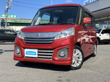 横方向に広がるグリルと端正な表情が印象的で、赤いボディとの組み合わせも魅力です。灯火類が顔まわりを引き締め、昼間はもちろん夜間も存在感のある佇まいを演出します。